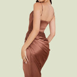 dresses : Ava – Robe élégante en satin avec col bénitier drapé et fente latérale in van Seroa