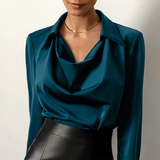 top blouses : Riya - Blouse élégante en soie avec col in Bleu van Seroa