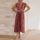 dresses : Isabelle – Robe Midi Élégante Plissée Sans Manches à Décolleté V in Rose rouge van Seroa
