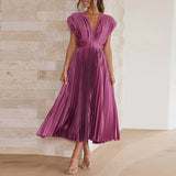 dresses : Isabelle – Robe Midi Élégante Plissée Sans Manches à Décolleté V in Lila van Seroa