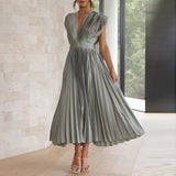 dresses : Isabelle – Robe Midi Élégante Plissée Sans Manches à Décolleté V in Olive van Seroa