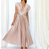 dresses : Isabelle – Robe Midi Élégante Plissée Sans Manches à Décolleté V in Champagne van Seroa
