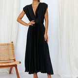 dresses : Isabelle – Robe Midi Élégante Plissée Sans Manches à Décolleté V in Noir van Seroa