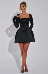 dresses : Sophia - Robe Mini Élégante en Satin avec Manches Transparentes Scintillantes in Noir van Seroa