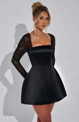 dresses : Sophia - Robe Mini Élégante en Satin avec Manches Transparentes Scintillantes in van Seroa