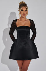 dresses : Sophia - Robe Mini Élégante en Satin avec Manches Transparentes Scintillantes in van Seroa