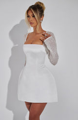 dresses : Sophia - Robe Mini Élégante en Satin avec Manches Transparentes Scintillantes in van Seroa