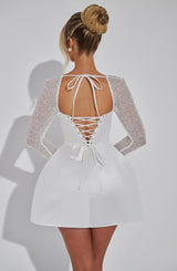 dresses : Sophia - Robe Mini Élégante en Satin avec Manches Transparentes Scintillantes in van Seroa