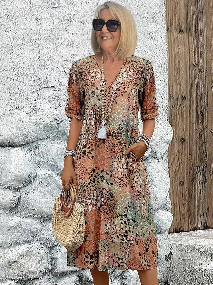 dresses : Avery – Robe Midi Fleurie Légère à Col en V avec Poches in Beige sable van Seroa