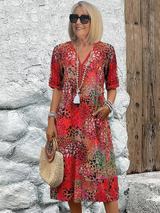 dresses : Avery – Robe Midi Fleurie Légère à Col en V avec Poches in Rouge van Seroa