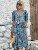 dresses : Avery – Robe Midi Fleurie Légère à Col en V avec Poches in Bleu van Seroa