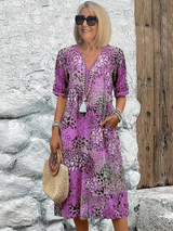 dresses : Avery – Robe Midi Fleurie Légère à Col en V avec Poches in Pourpre van Seroa