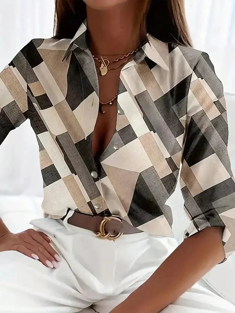 top blouses : Sienna - Blouse Élégante avec Imprimé Abstrait et Fermeture Boutonnée in Abricot van Seroa
