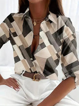 top blouses : Sienna - Blouse Élégante avec Imprimé Abstrait et Fermeture Boutonnée in Abricot van Seroa