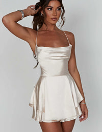 Elegantes Minikleid aus Satin mit Spaghettiträgern und Saum
