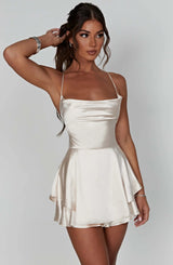 dresses : Sophia – Mini Robe en satin élégante Avec Bretelles Spaghetti et ourlet à Volants in van Seroa