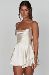dresses : Sophia – Mini Robe en satin élégante Avec Bretelles Spaghetti et ourlet à Volants in van Seroa