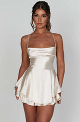 dresses : Sophia – Mini Robe en satin élégante Avec Bretelles Spaghetti et ourlet à Volants in Blanc van Seroa