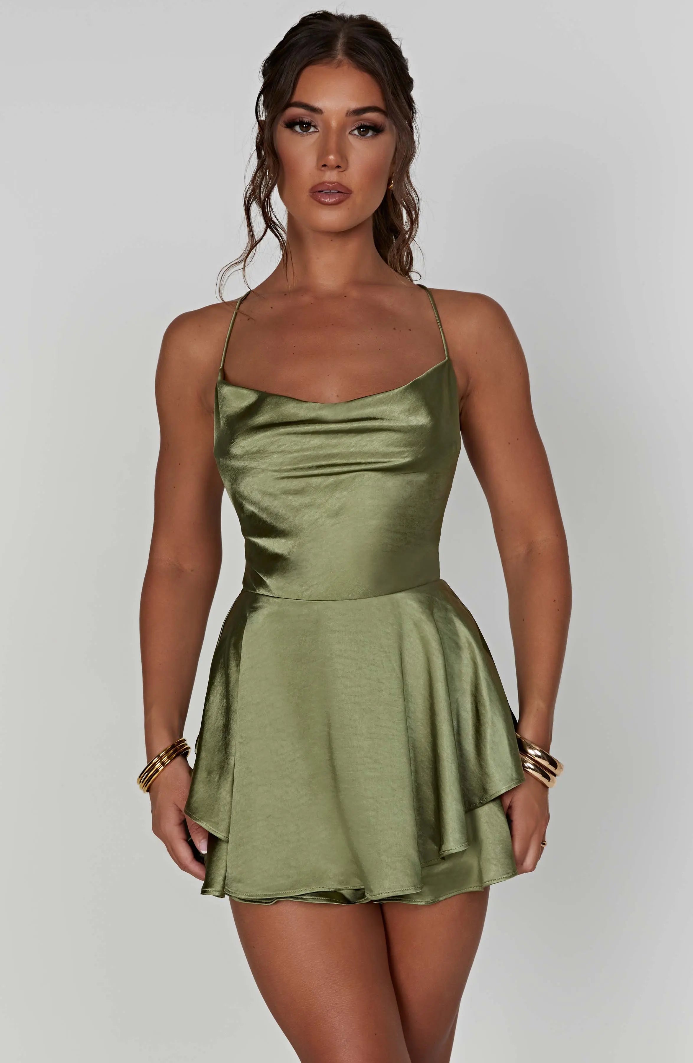dresses : Sophia – Mini Robe en satin élégante Avec Bretelles Spaghetti et ourlet à Volants in Vert van Seroa