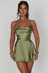 dresses : Sophia – Mini Robe en satin élégante Avec Bretelles Spaghetti et ourlet à Volants in Vert van Seroa