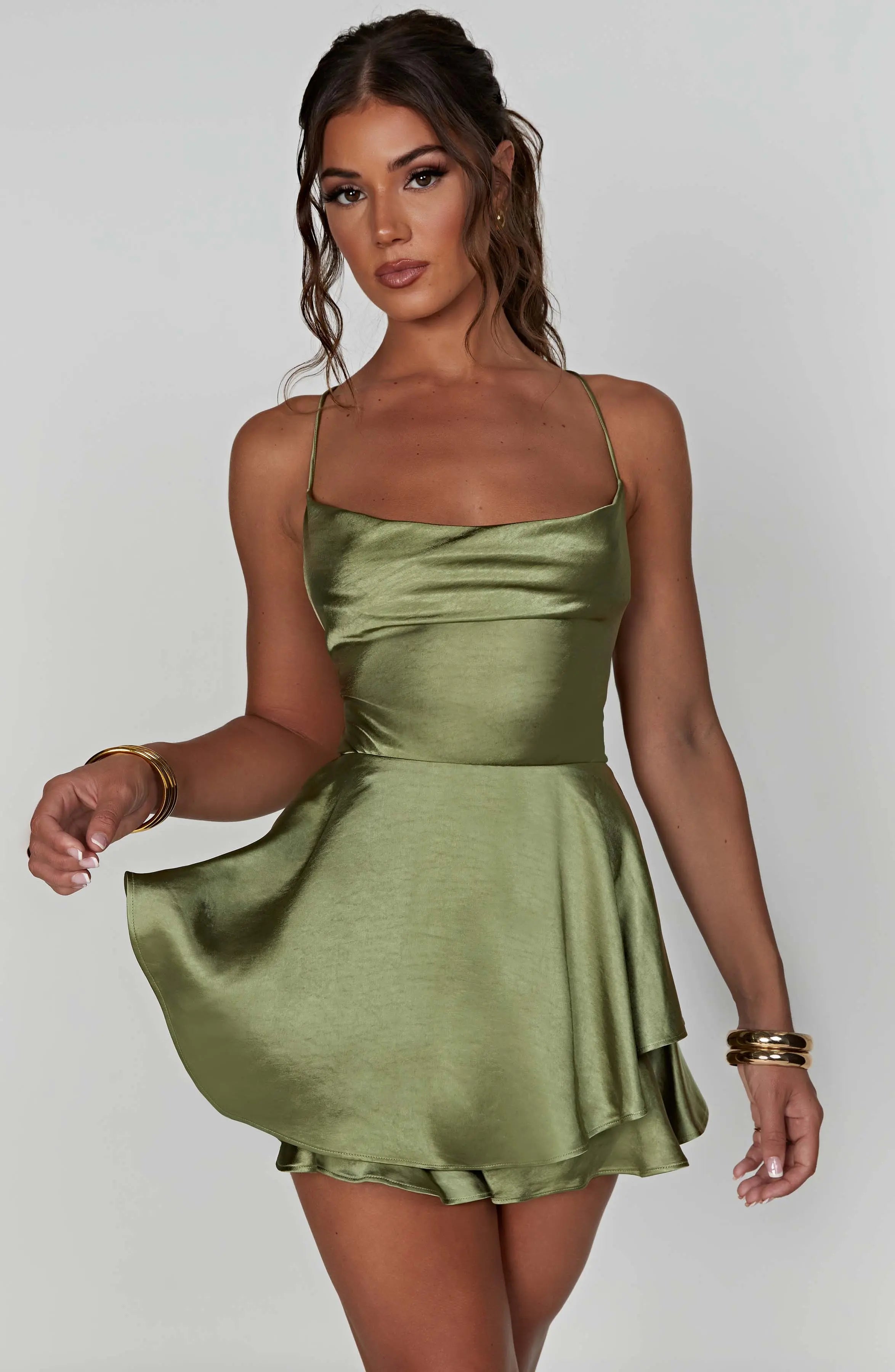 dresses : Sophia – Mini Robe en satin élégante Avec Bretelles Spaghetti et ourlet à Volants in van Seroa