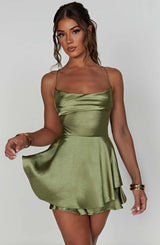 dresses : Sophia – Mini Robe en satin élégante Avec Bretelles Spaghetti et ourlet à Volants in van Seroa