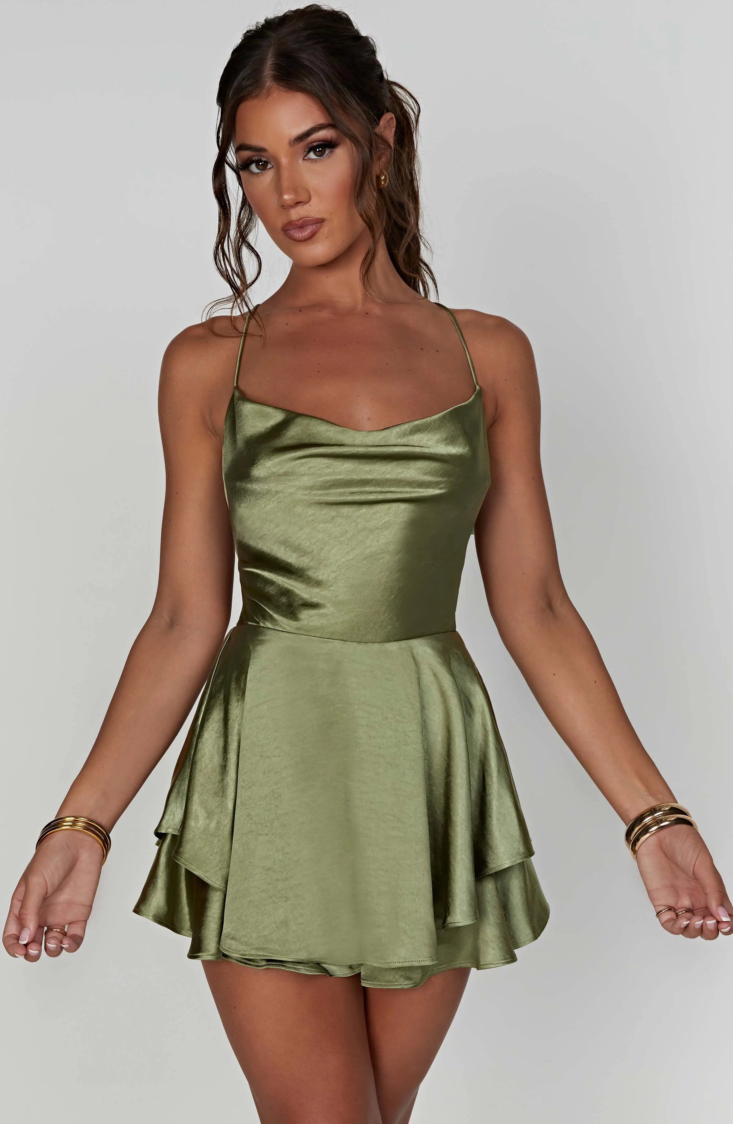 dresses : Sophia – Mini Robe en satin élégante Avec Bretelles Spaghetti et ourlet à Volants in van Seroa
