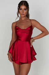 dresses : Sophia – Mini Robe en satin élégante Avec Bretelles Spaghetti et ourlet à Volants in Rouge van Seroa