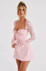 dresses : Maeve – Élégante robe courte corset avec Manches en Dentelle in van Seroa