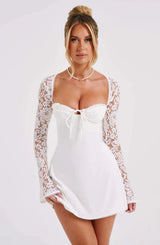 dresses : Maeve – Élégante robe courte corset avec Manches en Dentelle in Blanc van Seroa