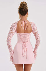 dresses : Maeve – Élégante robe courte corset avec Manches en Dentelle in van Seroa
