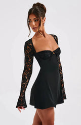 dresses : Maeve – Élégante robe courte corset avec Manches en Dentelle in Noir van Seroa