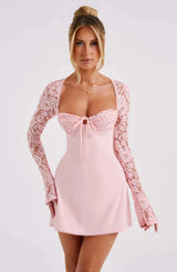 dresses : Maeve – Élégante robe courte corset avec Manches en Dentelle in Rose van Seroa