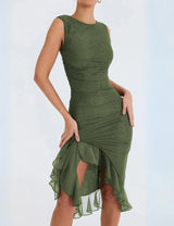 dresses : Willow – Robe de cocktail noire élégante avec volants et coupe asymétrique in Vert van Seroa