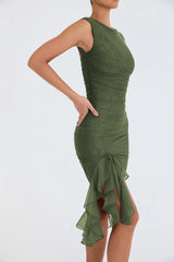 dresses : Willow – Robe de cocktail noire élégante avec volants et coupe asymétrique in van Seroa