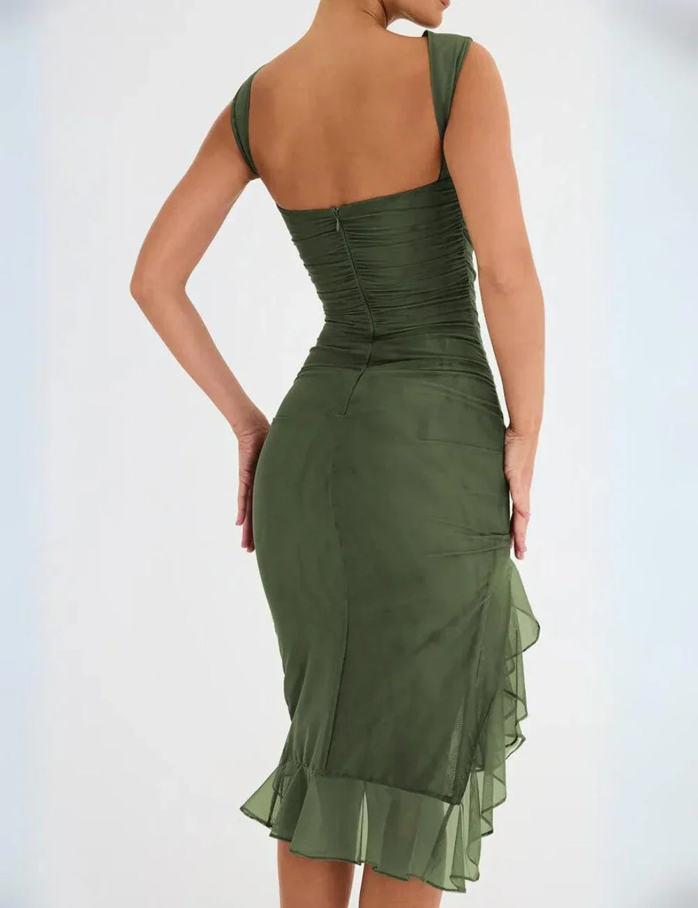 dresses : Willow – Robe de cocktail noire élégante avec volants et coupe asymétrique in van Seroa