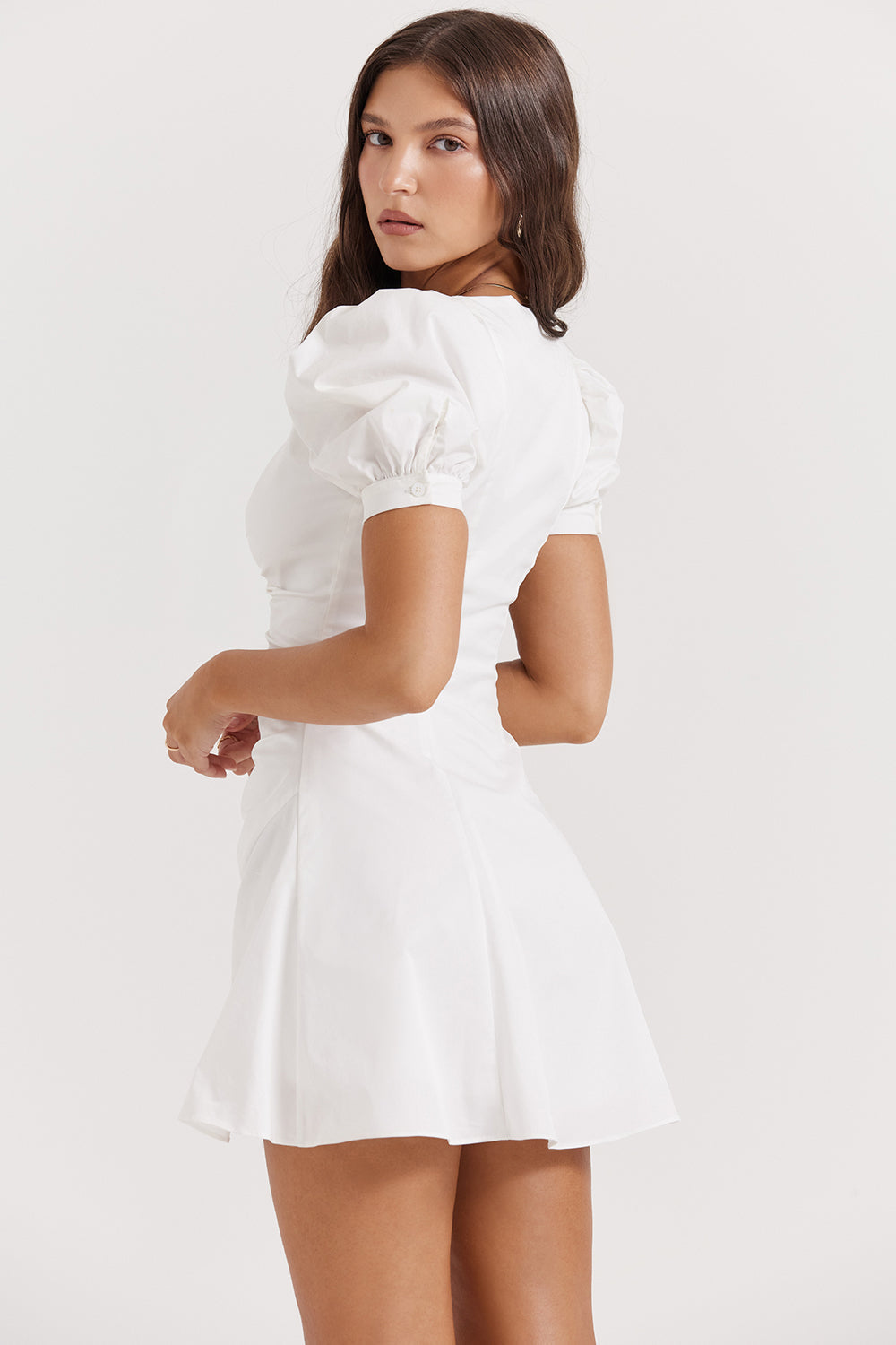 dresses : Lena – Robe courte chic à manches bouffantes et boutons devant in van Seroa