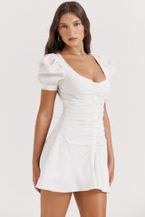 dresses : Lena – Robe courte chic à manches bouffantes et boutons devant in van Seroa