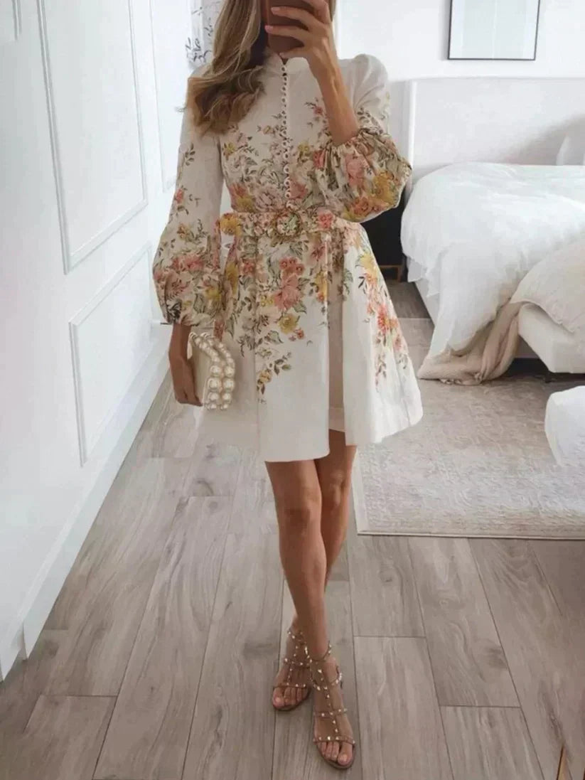 dresses : Isabelle - Robe Évasée Élégante à Imprimé Fleuri avec Manches Bouffantes in Blanc van Seroa