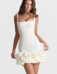 Robe courte moulante à ourlet volanté sculpté Femme