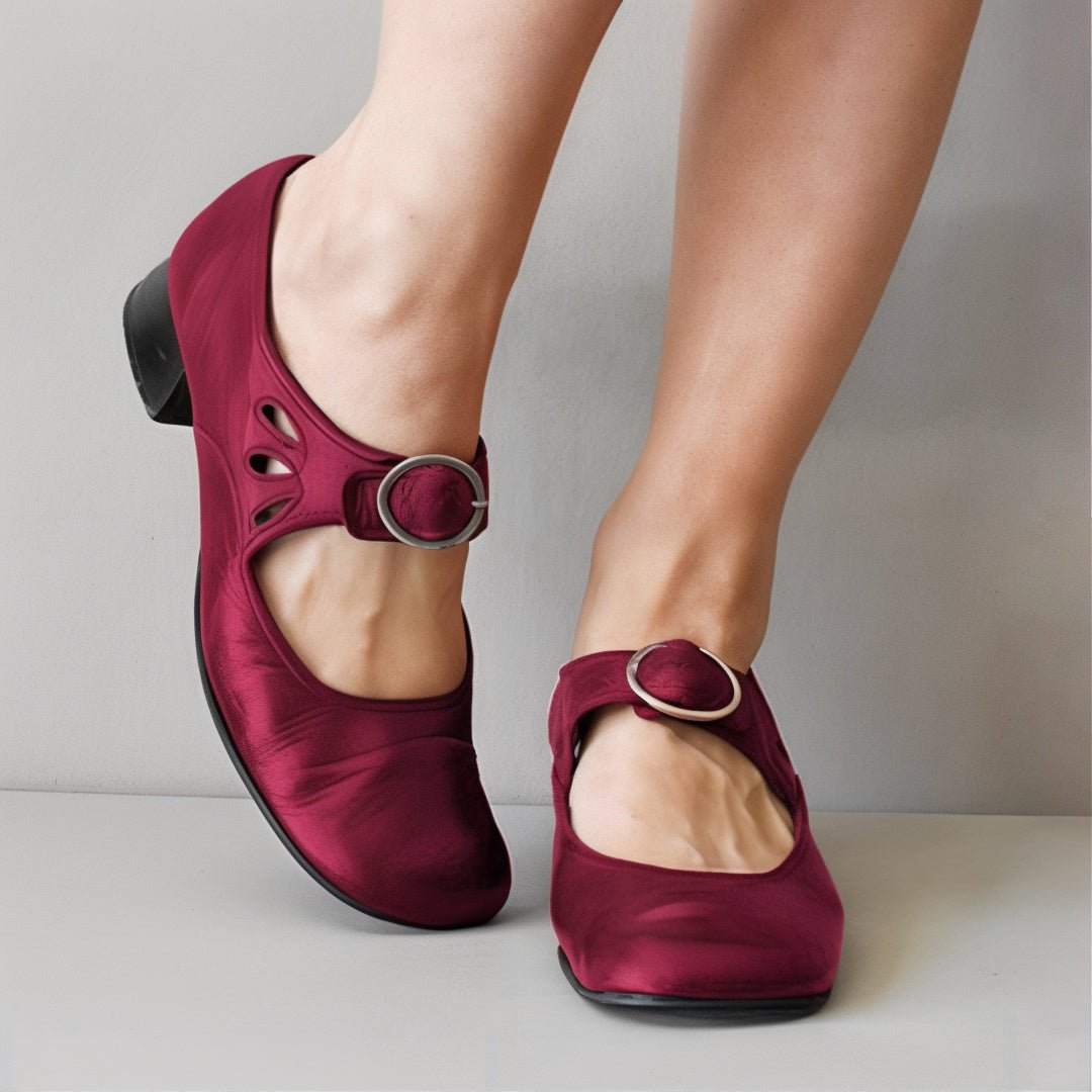 sandals : Myla – Chaussures Élégantes Vintage à Petit Talon et Boucle Confortable in Rouge van Seroa