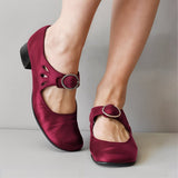 sandals : Myla – Chaussures Élégantes Vintage à Petit Talon et Boucle Confortable in Rouge van Seroa