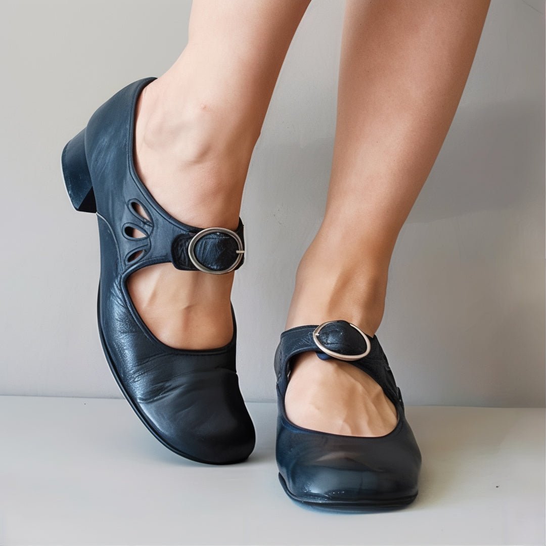 sandals : Myla – Chaussures Élégantes Vintage à Petit Talon et Boucle Confortable in Bleu marine van Seroa
