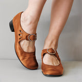 sandals : Myla – Chaussures Élégantes Vintage à Petit Talon et Boucle Confortable in Kaki van Seroa