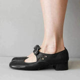 sandals : Myla – Chaussures Élégantes Vintage à Petit Talon et Boucle Confortable in Noir van Seroa
