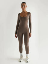 dresses : Amira – Combinaison élégante à manches longues avec encolure carrée et coupe sculptante in Marron van Seroa
