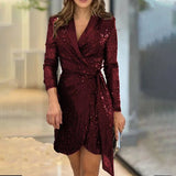 dresses : Serena - Robe Blazer Luxueuse à Paillettes avec Détail Nœud in Rouge van Seroa