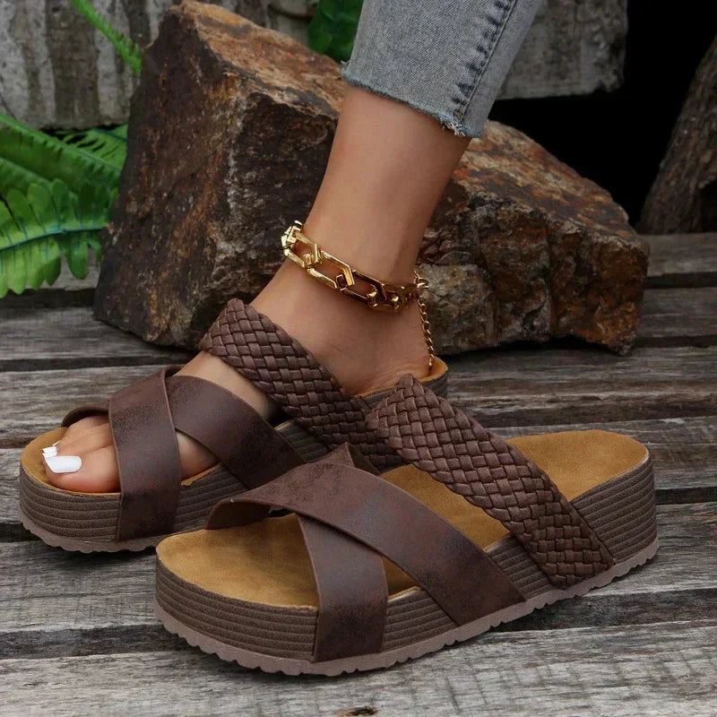sandals : Kehlani – Sandales à Plateforme Confortables avec Brides Entrelacées Tressées in Marron van Seroa