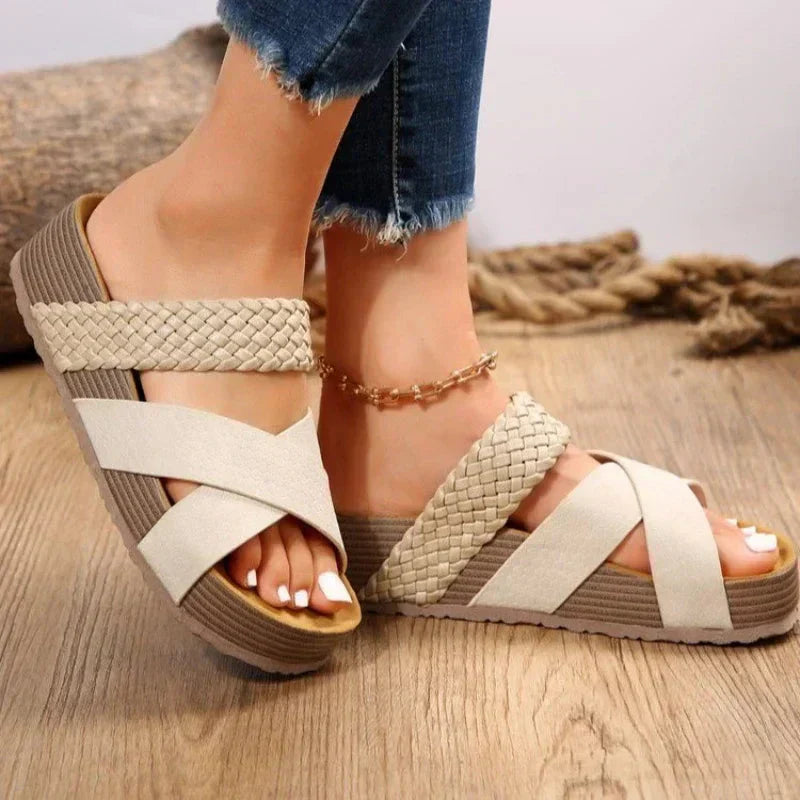 sandals : Kehlani – Sandales à Plateforme Confortables avec Brides Entrelacées Tressées in Beige van Seroa