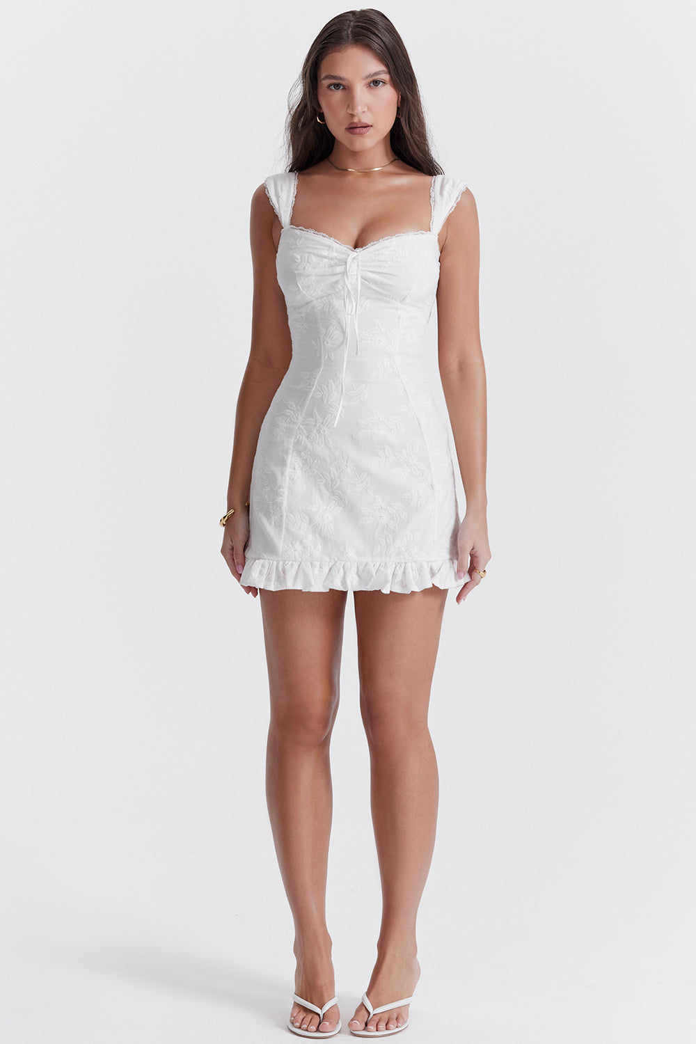 dresses : Isla – Robe d’été courte élégante à volants et bordure en dentelle in van Seroa